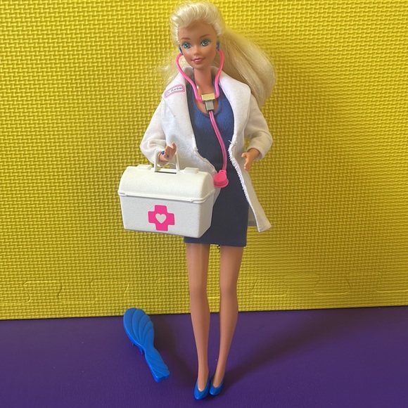 💙DR. Barbie 1995 with stethoscope , hear heartbeat❤️ - Picture 3 of 9